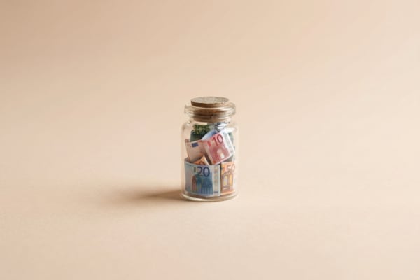 Un bocal avec des billets